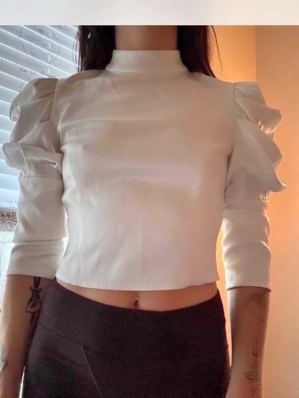 alice + olivia Ruffle Sleeve Crop Top in White Size 6 NWT